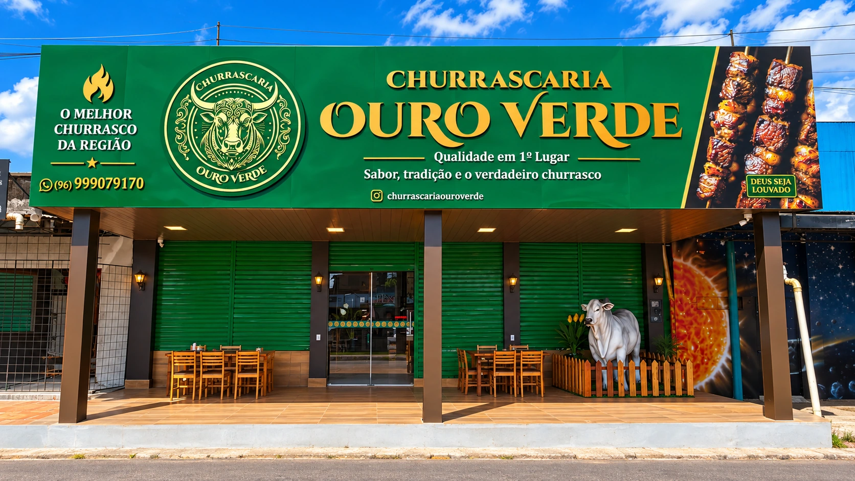 Fachada da Churrascaria Ouro Verde em Oiapoque, com letreiro verde e dourado